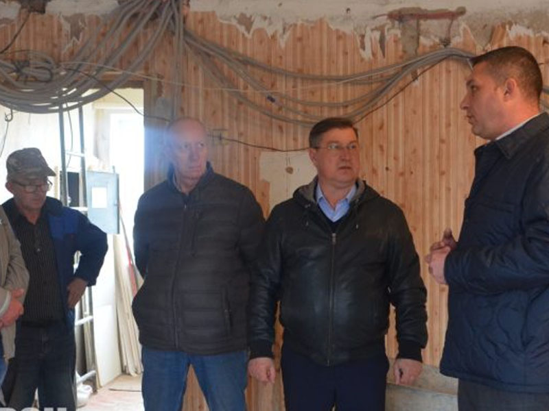 Глава администрации Малоярославецкого района проверил ход ремонтных работ здания бывшей гостиницы.