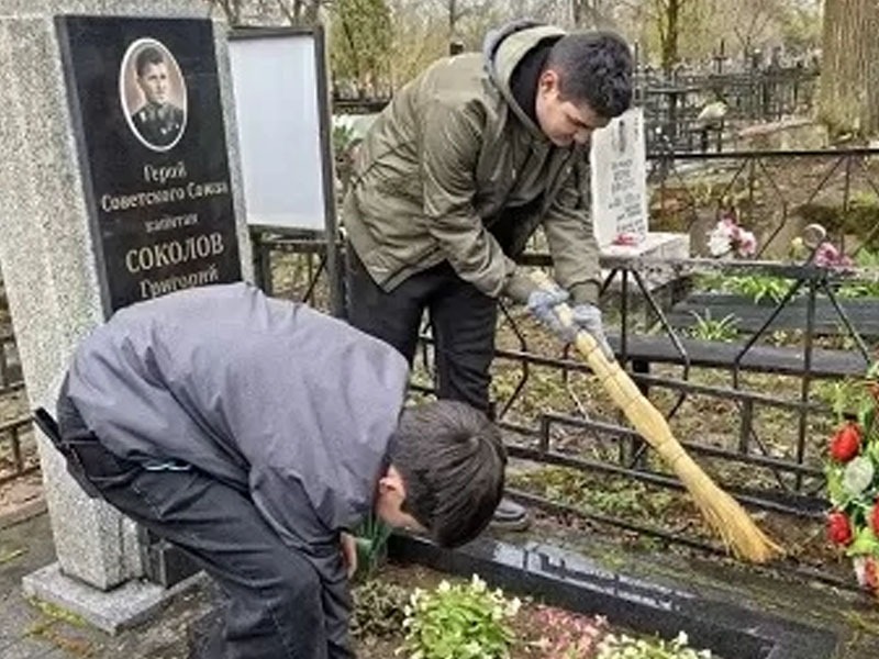 Старшеклассники школы №2 им. А.Н. Радищева навели порядок на могиле героя Советского Союза Григория Соколова.
