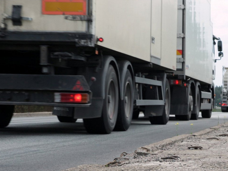 В период с 25 марта по 23 апреля 2024 года вводится временное ограничение движения грузовых транспортных средств с грузом или без груза, общей массой более 3,5 тонн, следующих по автомобильным дорогам общего пользования.